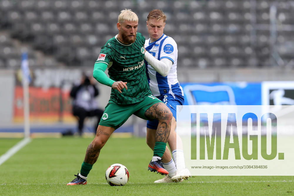 Soccer, 2. Bundesliga, Hertha BSC Berlin vs. SpVgg Greuther Fürth, left: Ole Pohlmann (Greuther Fürth), Julian Eitschberger (Hertha BSC Berlin), tackle, action, battle for the ball. DFL and DFB regulations prohibit any use of photographs as image sequences and or quasi-video. Berlin