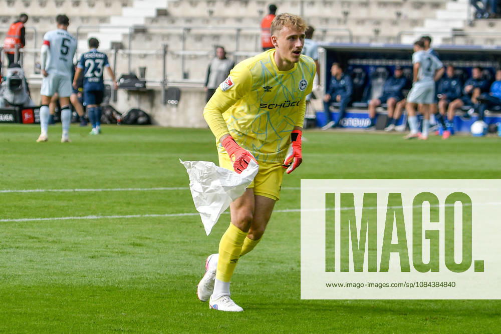 Jonas Kersken, Bielefeld 1, clears paper scraps from the field, November 11, 2026 ¢ Soccer ¢ VfL Bochum vs. DSC Arminia Bielefeld, Vonovia Ruhrstadion, Bochum, DFB DFL regulations prohibit any use of photographs as image sequences and or quasi-video. NRW, Germany