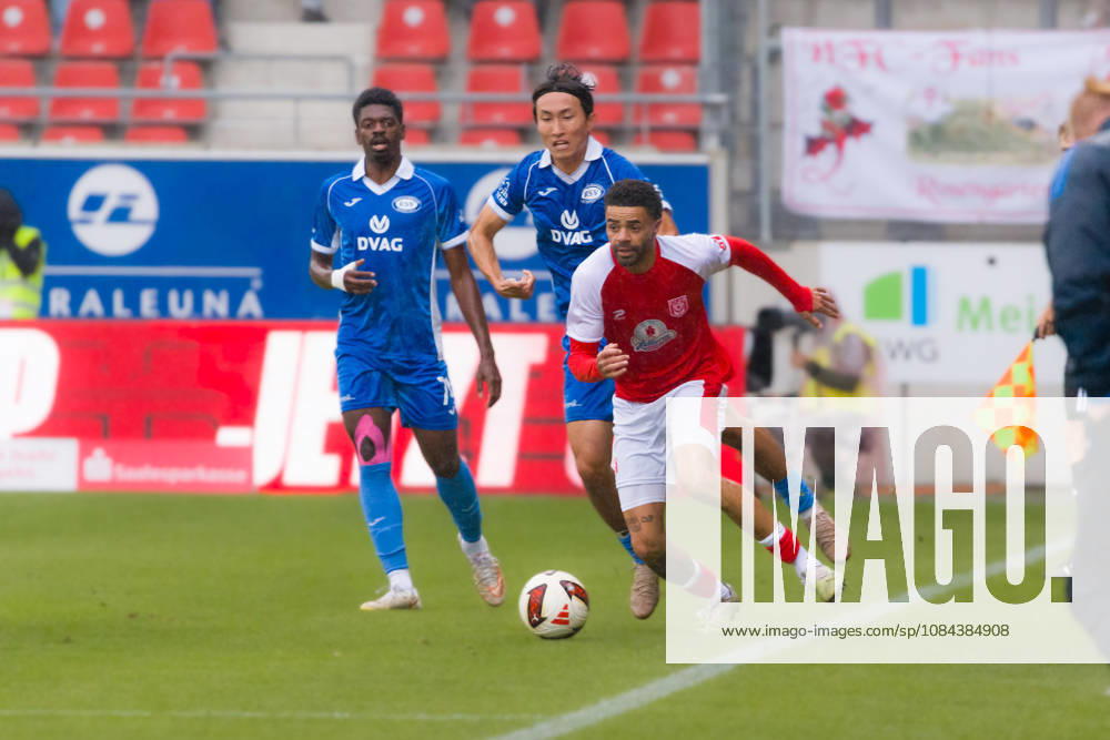 Stanley Ratifo (HFC), 30, ahead of Dong-woo Kim (RSV), 20, Hallescher FC vs. RSV Eintracht 1949, Soccer, Northeast Regional League, Matchday 12, 2026–27 Season, October 11, 2026, Halle Leuna Chemie Stadium, ST Deutschland
