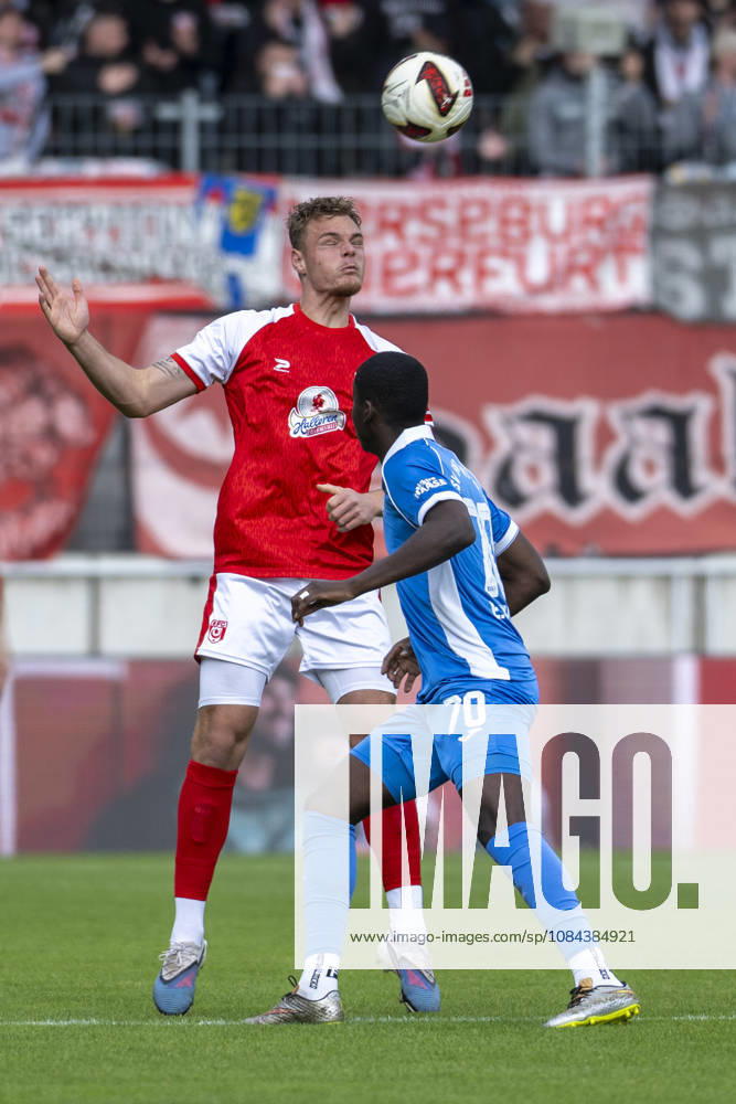 Regionalliga Northeast, Season 26–27: Hallescher FC vs. RSV Eintracht 1949 e.V. Halle, Germany, October 11, 2026. Pictured from left: Vin Kastull (Halle) and Eliakim Kukanda (RSV) in a tackle; header; header duel at the Halle Saale Leuna Chemie Stadium, Saxony-Anhalt, Germany