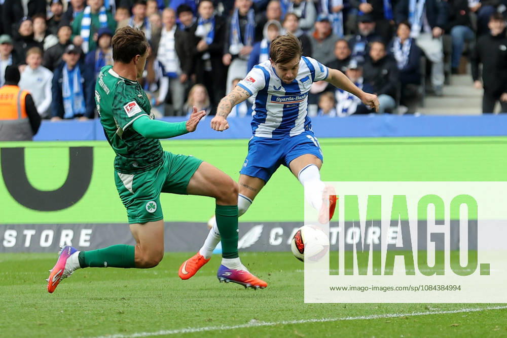 Soccer 2. Bundesliga, Hertha BSC Berlin vs. SpVgg Greuther Fürth; from left: Mads Pedersen, Hertha BSC Berlin; goal scorer, scores the goal, goal, scores the goal 1–0 Berlin