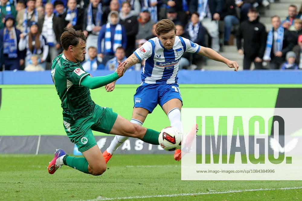 Soccer 2. Bundesliga, Hertha BSC Berlin vs. SpVgg Greuther Fürth; from left: Mads Pedersen, Hertha BSC Berlin; goal scorer, scores the goal, goal, scores the goal 1–0 Berlin