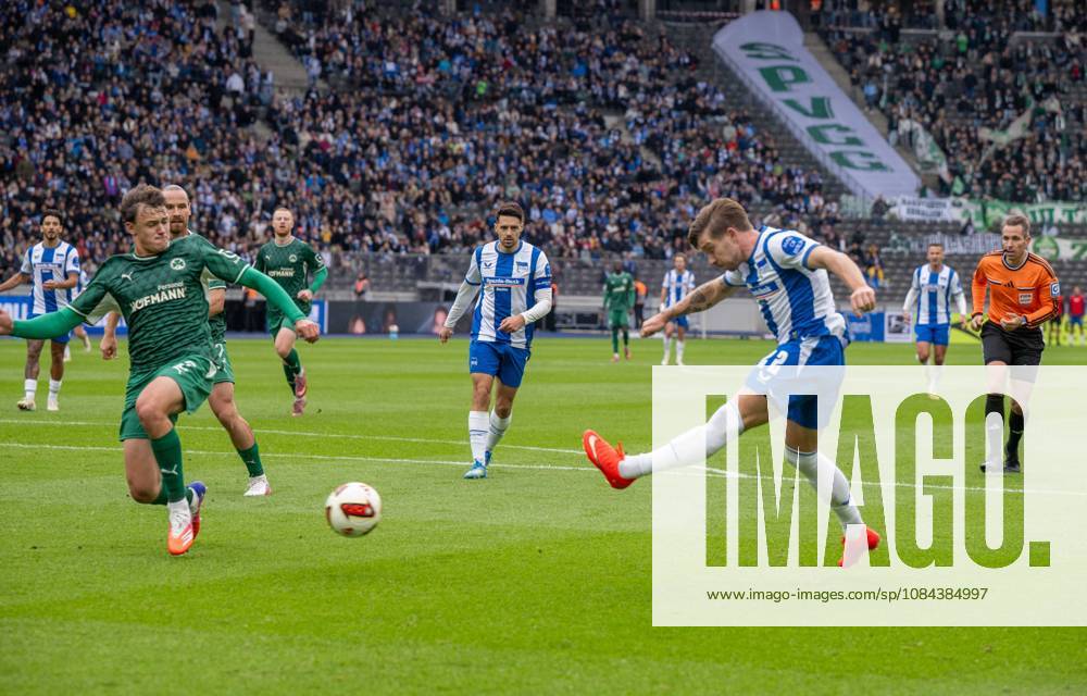 Soccer, Men s, 2026–2027 Season, 2. Bundesliga, Matchday 7, Hertha BSC vs. SpVgg Greuther Fürth; from left: Lukas Reich (Greuther Fürth) and Mads Pedersen (Hertha BSC) scores the goal to make it 1–0, October 11, 2026,
