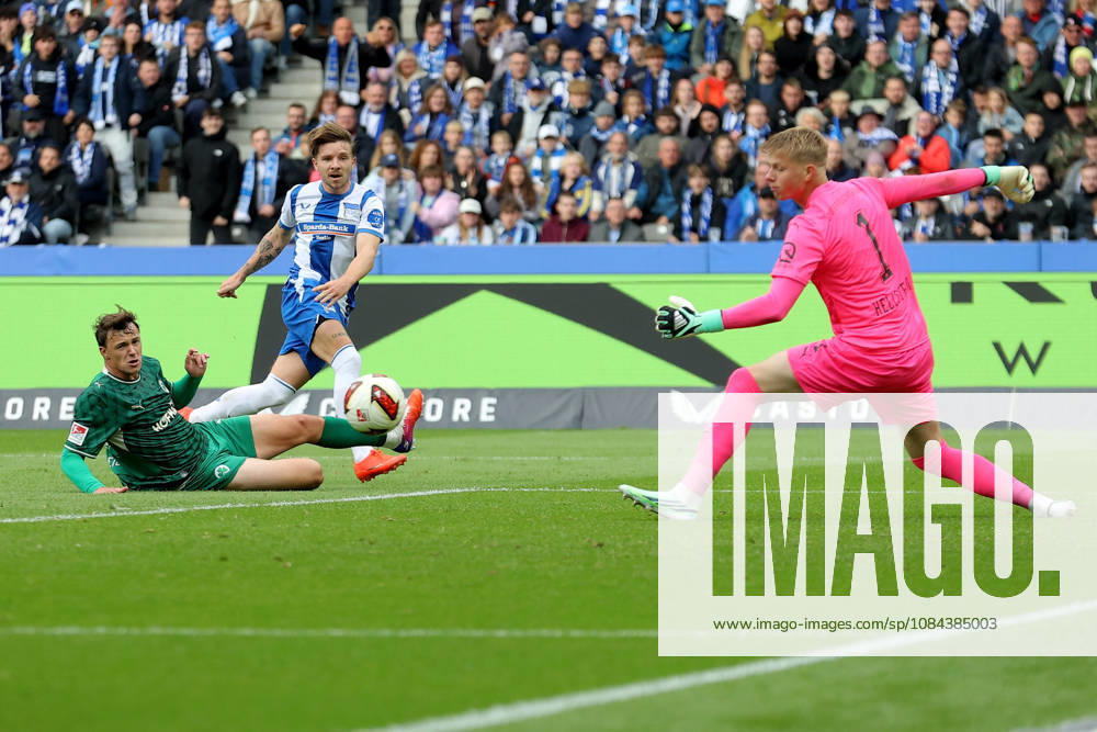 Soccer 2. Bundesliga, Hertha BSC Berlin vs. SpVgg Greuther Fürth; from left: Mads Pedersen, Hertha BSC Berlin; goal scorer, scores the goal, goal, scores the goal 1–0 Florian Hellstern Greuther Fürth Berlin