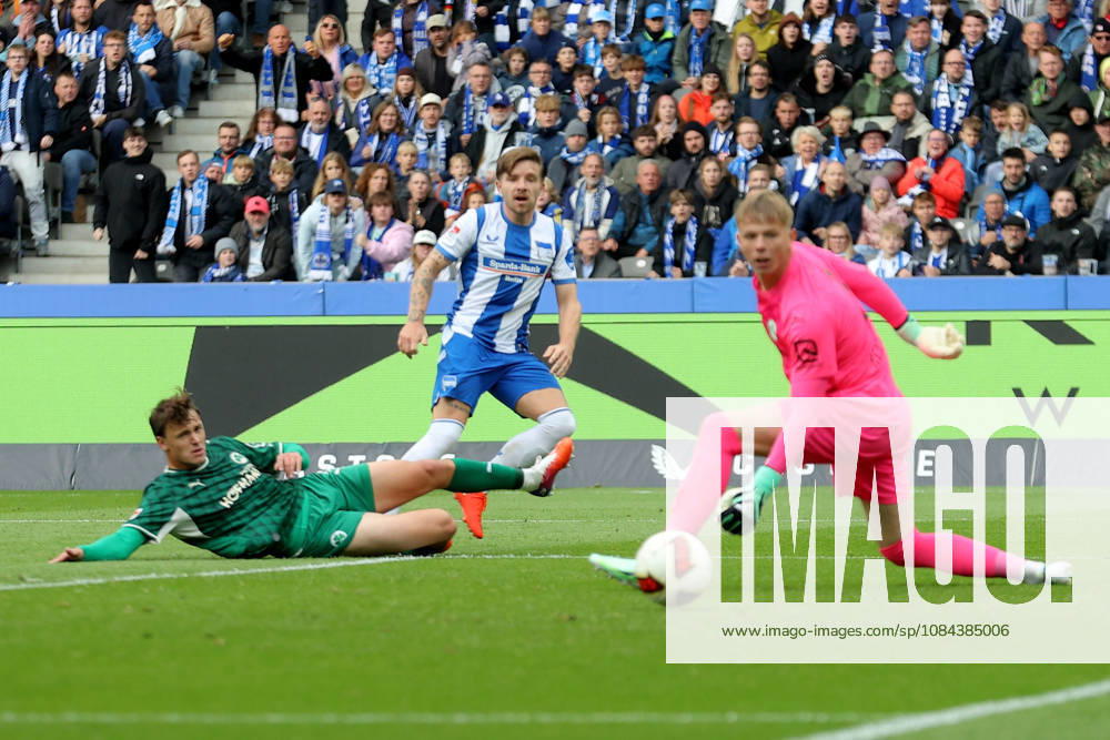Soccer 2. Bundesliga, Hertha BSC Berlin vs. SpVgg Greuther Fürth; from left: Mads Pedersen, Hertha BSC Berlin; goal scorer, scores the goal, goal, scores the goal 1–0 Florian Hellstern Greuther Fürth Berlin