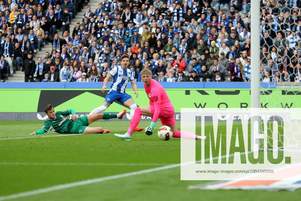 Soccer 2. Bundesliga, Hertha BSC Berlin vs. SpVgg Greuther Fürth; from left: Mads Pedersen, Hertha BSC Berlin; goal scorer, scores the goal, goal, scores the goal 1–0 Florian Hellstern Greuther Fürth Berlin