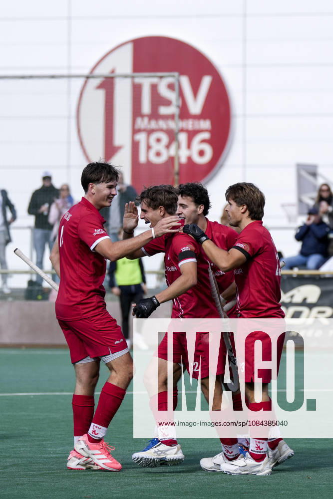 From left: Greg Williams (TSVMH), 14; goal scorer Oskar Gomes (TSVMH), 12; Louis Rowe (TSVMH), 13; Philipp Wossidlo (TSVMH), 23; players from TSV Mannheim Hockey celebrate the goal that made the score 3–2, Celebration, goal celebration, scoring a goal, celebrate the goal, goal, celebration, celebrating the goal, joy, happiness, happy, optimistic, positive, game scene, highlight, action, 11 10 2026, Mannheim, Germany, hockey, 1st Bundesliga, men’s, TSV Mannheim Harvestehuder THC