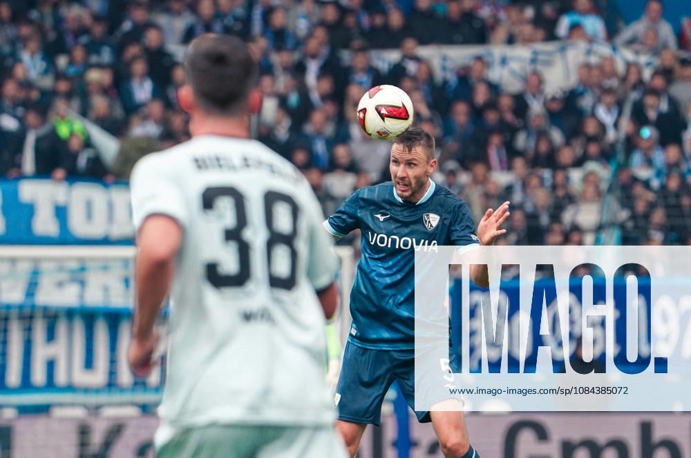 Germany Soccer 2. Bundesliga 2026–2027, Matchday 7: VfL Bochum vs. Arminia Bielefeld at Vonovia Ruhrstadion in Bochum; header by Karol Mets of VfL Bochum, 5 Bochum, Vonovia Ruhrstadion, Germany