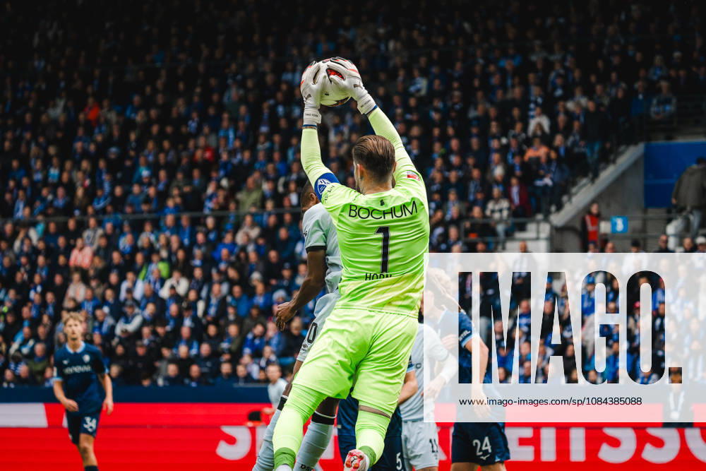 Bochum, Germany October 11, 2026 2. Bundesliga 2026–2027 Matchday 7 VfL Bochum 1848 vs. DSC Arminia Bielefeld Pictured from left in a tackle: goalkeeper Timo Horn (BOC) and David Min (DSC). DFL and DFB regulations prohibit any use of photographs as image sequences and or quasi-video. Vonovia Ruhrstadion, North Rhine-Westphalia