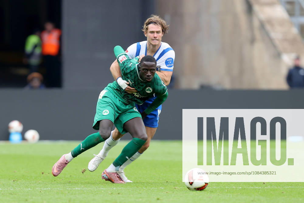 Soccer, 2. Bundesliga, Hertha BSC Berlin vs. SpVgg Greuther Fürth, from left: Linus Gechter (Hertha BSC Berlin), Omar Sillah (Greuther Fürth), Fürth, tackle, action, battle for the ball. DFL and DFB regulations prohibit any use of photographs as image sequences and or quasi-video. Berlin