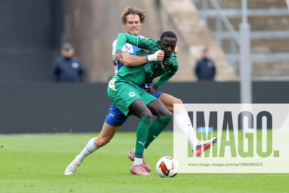 Soccer, 2. Bundesliga, Hertha BSC Berlin vs. SpVgg Greuther Fürth, from left: Linus Gechter (Hertha BSC Berlin), Omar Sillah (Greuther Fürth), Fürth, tackle, action, battle for the ball. DFL and DFB regulations prohibit any use of photographs as image sequences and or quasi-video. Berlin