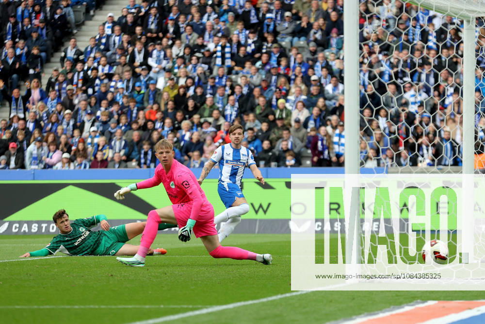 Soccer 2. Bundesliga, Hertha BSC Berlin vs. SpVgg Greuther Fürth; from left: Mads Pedersen, Hertha BSC Berlin; goal scorer, scores the goal, goal, scores the goal 1–0 Florian Hellstern Greuther Fürth Berlin