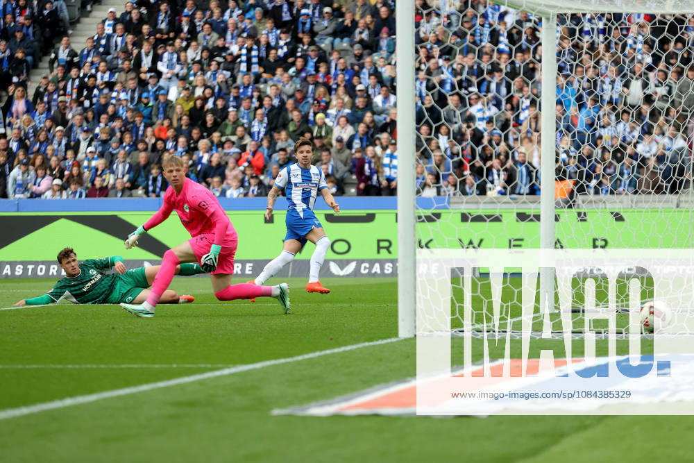 Soccer 2. Bundesliga, Hertha BSC Berlin vs. SpVgg Greuther Fürth; from left: Mads Pedersen, Hertha BSC Berlin; goal scorer, scores the goal, goal, scores the goal 1–0 Florian Hellstern Greuther Fürth Berlin