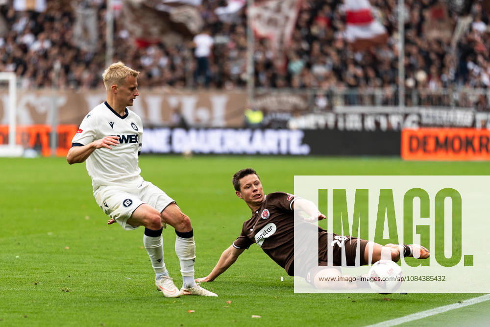 Mathias Rasmussen, FC St. Pauli, 20; Graetsche fighting for the ball; Viktor Bergh, Karlsruher SC, 33; GER; FC St. Pauli vs. Karlsruher SC; soccer; 2. Bundesliga; Matchday 7; 2026–2027 season, October 11, 2026 DFL regulations prohibit any use of photographs as image sequences and or quasi-video, GER, FC St. Pauli vs. Karlsruher SC, Soccer, 2. Bundesliga, Matchday 7, 2026–2027 Season, October 11, 2026, Hamburg