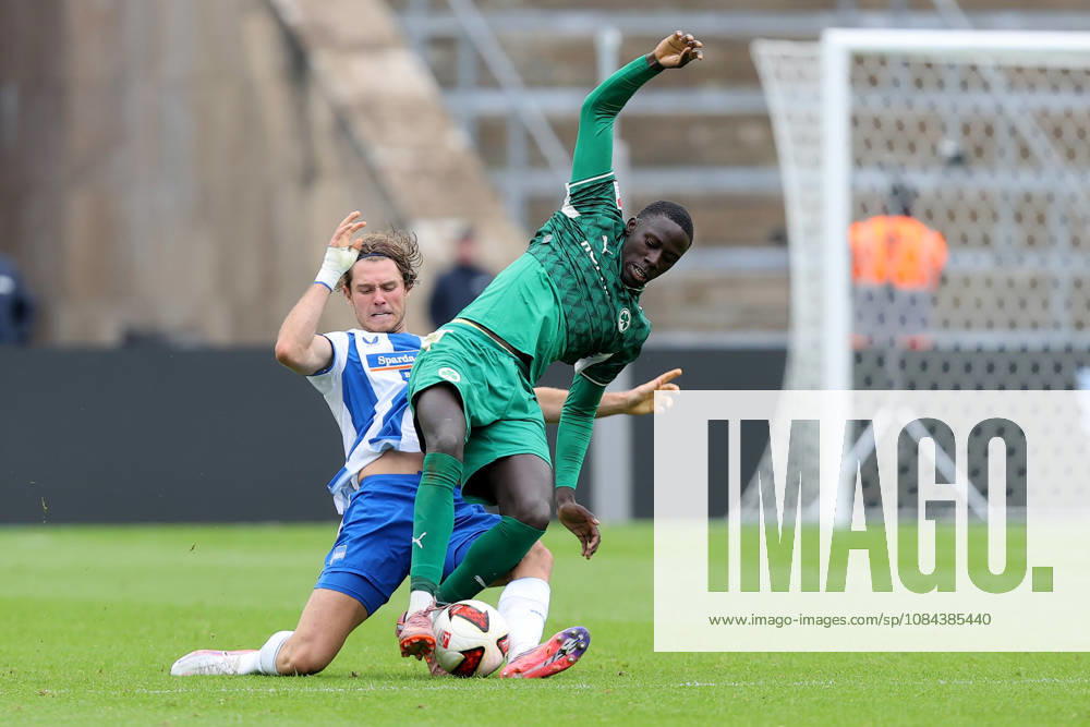 Soccer 2. Bundesliga, Hertha BSC Berlin vs. SpVgg Greuther Fürth, from left: Linus Gechter (Hertha BSC Berlin), Omar Sillah (Greuther Fürth), Fürth, tackle, action, battle for the ball. DFL and DFB regulations prohibit any use of photographs as image sequences and or quasi-video. Berlin