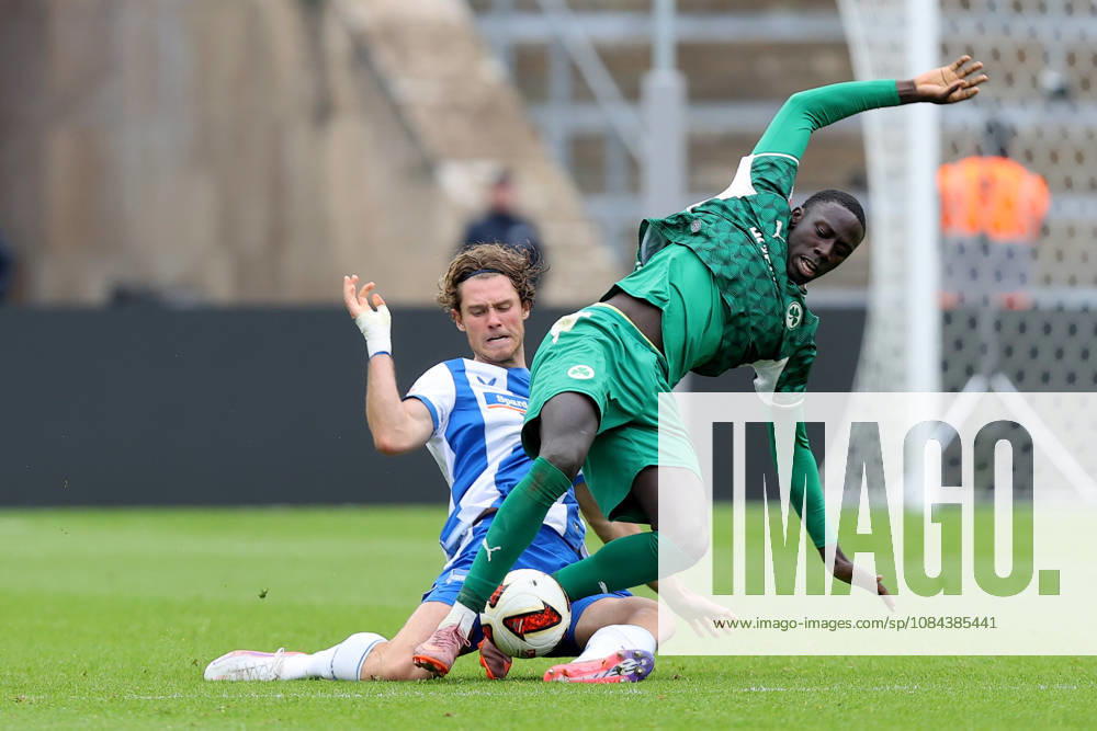 Soccer 2. Bundesliga, Hertha BSC Berlin vs. SpVgg Greuther Fürth, from left: Linus Gechter (Hertha BSC Berlin), Omar Sillah (Greuther Fürth), Fürth, tackle, action, battle for the ball. DFL and DFB regulations prohibit any use of photographs as image sequences and or quasi-video. Berlin
