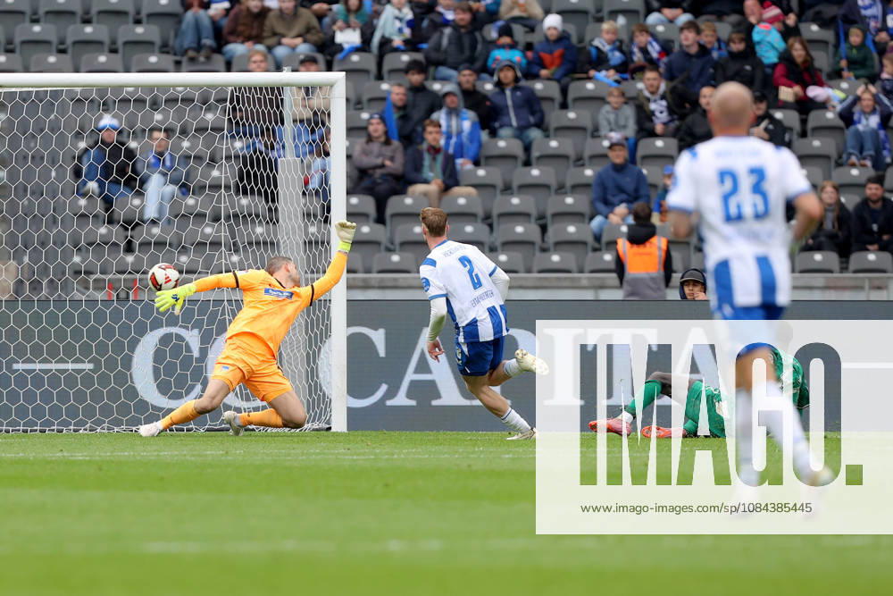 Soccer 2. Bundesliga, Hertha BSC Berlin vs. SpVgg Greuther Fürth; from left: Marius Gersbeck (Hertha BSC Berlin), Omar Sillah (Greuther Fürth); Fürth scores the goal, but it was later disallowed. Berlin