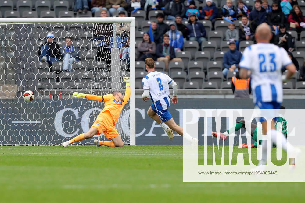 Soccer 2. Bundesliga, Hertha BSC Berlin vs. SpVgg Greuther Fürth; from left: Marius Gersbeck (Hertha BSC Berlin), Omar Sillah (Greuther Fürth); Fürth scores the goal, but it was later disallowed. Berlin
