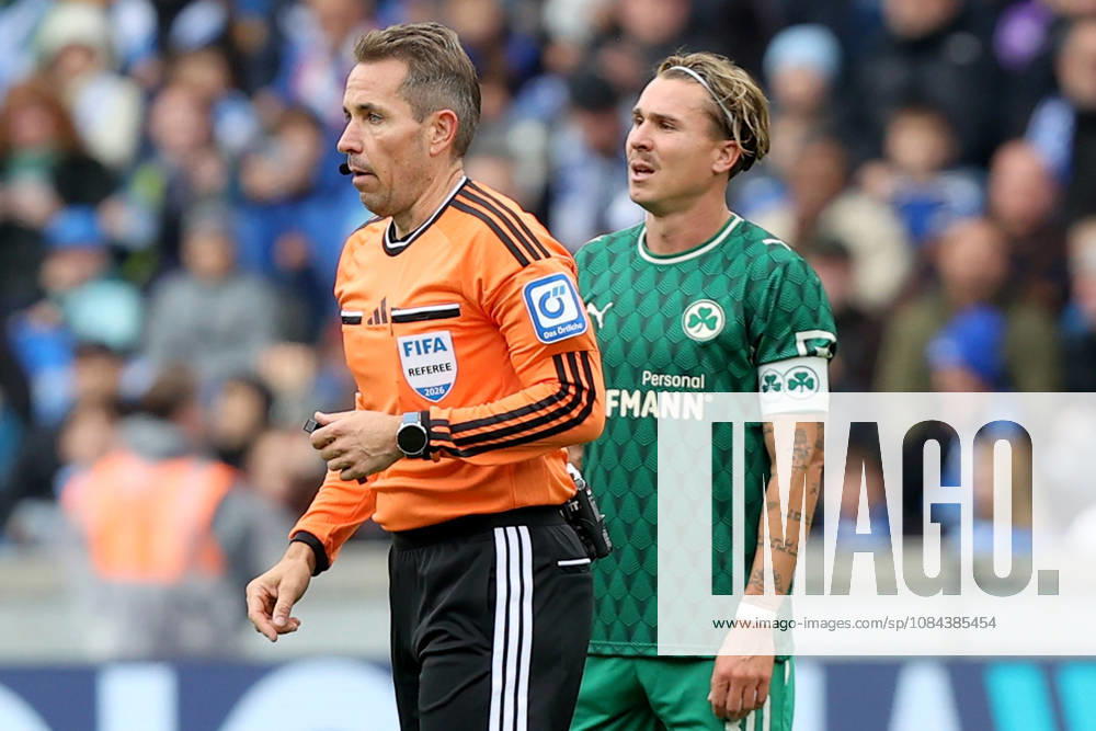 Soccer 2. Bundesliga, Hertha BSC Berlin vs. SpVgg Greuther Fürth; from left: Referee Tobias Stieler and Felix Klaus; Greuther Fürth after the disallowed goal; DFL and DFB regulations prohibit any use of photographs as image sequences and or quasi-video; Berlin
