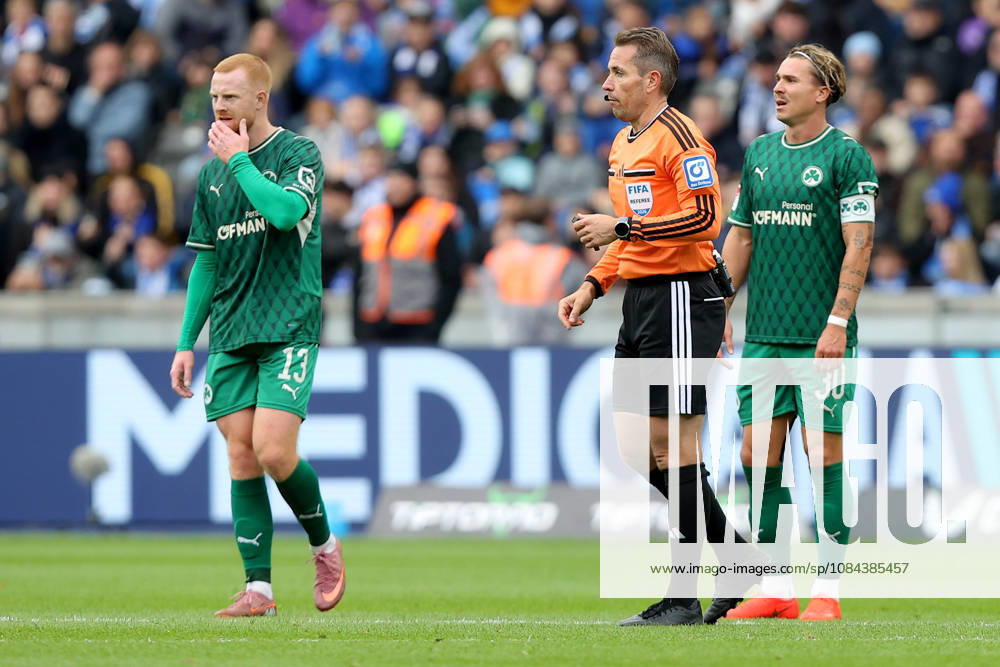 Soccer 2. Bundesliga, Hertha BSC Berlin vs. SpVgg Greuther Fürth; from left: Referee Tobias Stieler and Felix Klaus; Greuther Fürth after the disallowed goal; DFL and DFB regulations prohibit any use of photographs as image sequences and or quasi-video; Berlin