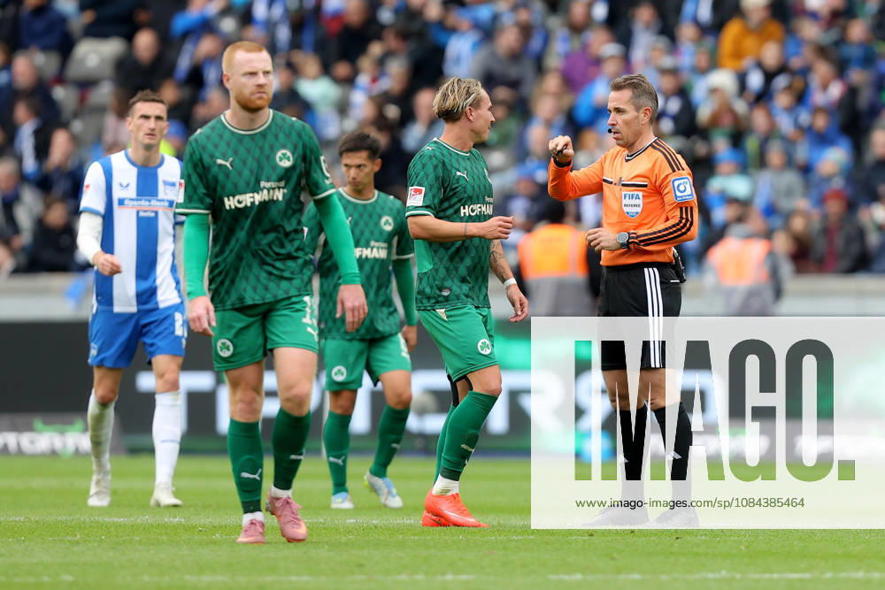 Soccer 2. Bundesliga, Hertha BSC Berlin vs. SpVgg Greuther Fürth; from left: Referee Tobias Stieler and Felix Klaus; Greuther Fürth after the disallowed goal; DFL and DFB regulations prohibit any use of photographs as image sequences and or quasi-video; Berlin