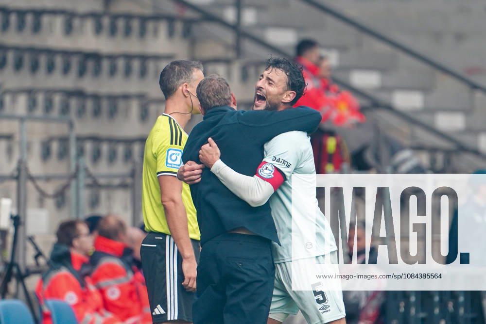 German Soccer 2. Bundesliga 2026–2027, Matchday 7: VfL Bochum vs. Arminia Bielefeld at Vonovia Ruhrstadion in Bochum; Goal celebration for Oliver Kirch, coach of Arminia Bielefeld; Maximilian Bauer, Arminia Bielefeld, 5