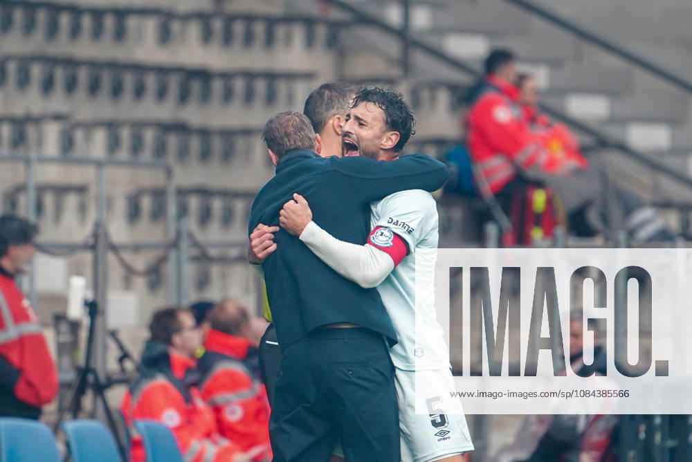 German Soccer 2. Bundesliga 2026–2027, Matchday 7: VfL Bochum vs. Arminia Bielefeld at Vonovia Ruhrstadion in Bochum; Goal celebration for Oliver Kirch, coach of Arminia Bielefeld; Maximilian Bauer, Arminia Bielefeld, 5