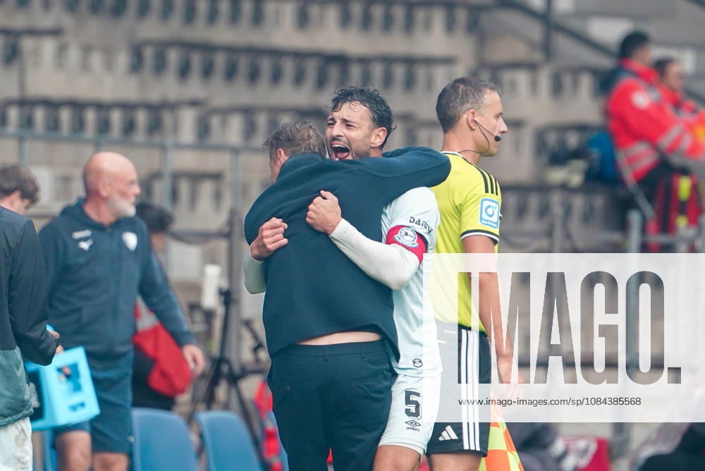 German Soccer 2. Bundesliga 2026–2027, Matchday 7: VfL Bochum vs. Arminia Bielefeld at Vonovia Ruhrstadion in Bochum; Goal celebration for Oliver Kirch, coach of Arminia Bielefeld; Maximilian Bauer, Arminia Bielefeld, 5