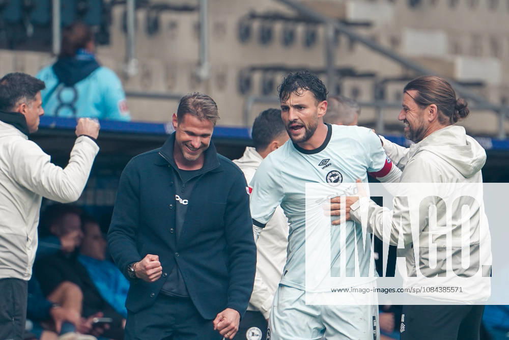 German Soccer 2. Bundesliga 2026–2027, Matchday 7: VfL Bochum vs. Arminia Bielefeld at Vonovia Ruhrstadion in Bochum; Goal celebration for Oliver Kirch, coach of Arminia Bielefeld; Maximilian Bauer, Arminia Bielefeld, 5