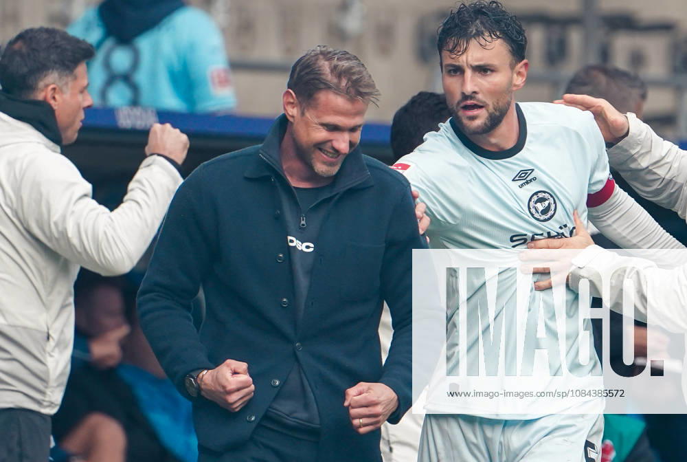 German Soccer 2. Bundesliga 2026–2027, Matchday 7: VfL Bochum vs. Arminia Bielefeld at Vonovia Ruhrstadion in Bochum; Goal celebration for Oliver Kirch, coach of Arminia Bielefeld; Maximilian Bauer, Arminia Bielefeld, 5