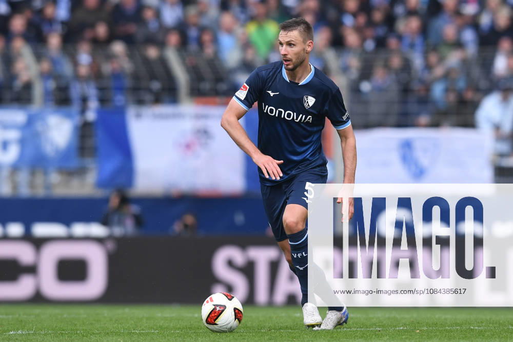 Soccer, 2. Bundesliga, Matchday 7: VfL Bochum vs. DSC Arminia Bielefeld on October 11, 2026, at the Vonovia Ruhrstadion in Bochum. Karol Mets (Bochum). DFL regulations prohibit any use of photographs as image sequences and or quasi-video. xRx