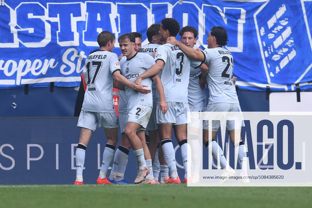 Soccer, 2. Bundesliga, Matchday 7: VfL Bochum vs. DSC Arminia Bielefeld on October 11, 2026, at the Vonovia Ruhrstadion in Bochum. Celebration of the 0-1 goal scored by Benjamin Boakye (Bielefeld). DFL regulations prohibit any use of photographs as image sequences and or quasi video xRx