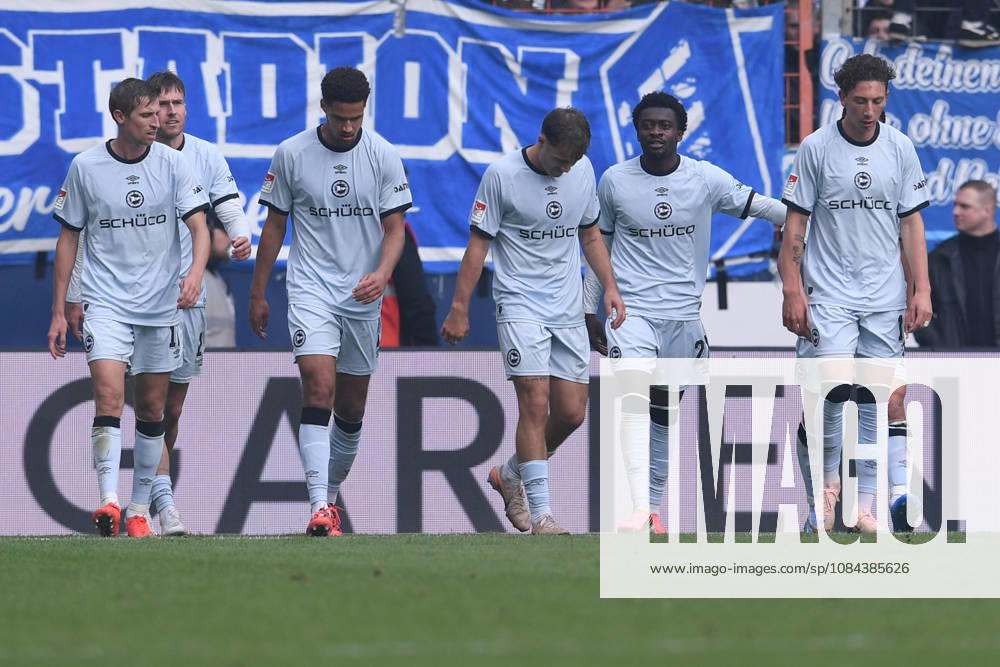 Soccer, 2. Bundesliga, Matchday 7: VfL Bochum vs. DSC Arminia Bielefeld on October 11, 2026, at the Vonovia Ruhrstadion in Bochum. Celebration of the 0-1 goal scored by Benjamin Boakye (Bielefeld). DFL regulations prohibit any use of photographs as image sequences and or quasi video xRx