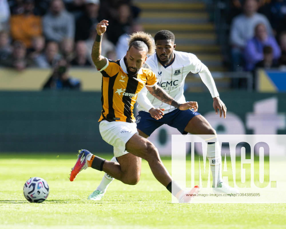 Hull City v Everton Premier League Sorba Thomas of Hull City holds the ball up from Ainsley Maitland-Niles of Everton during the Premier League match between Hull City and Everton at the MKM Stadium, Hull. 11 10 2026 UK Newspapers OUT