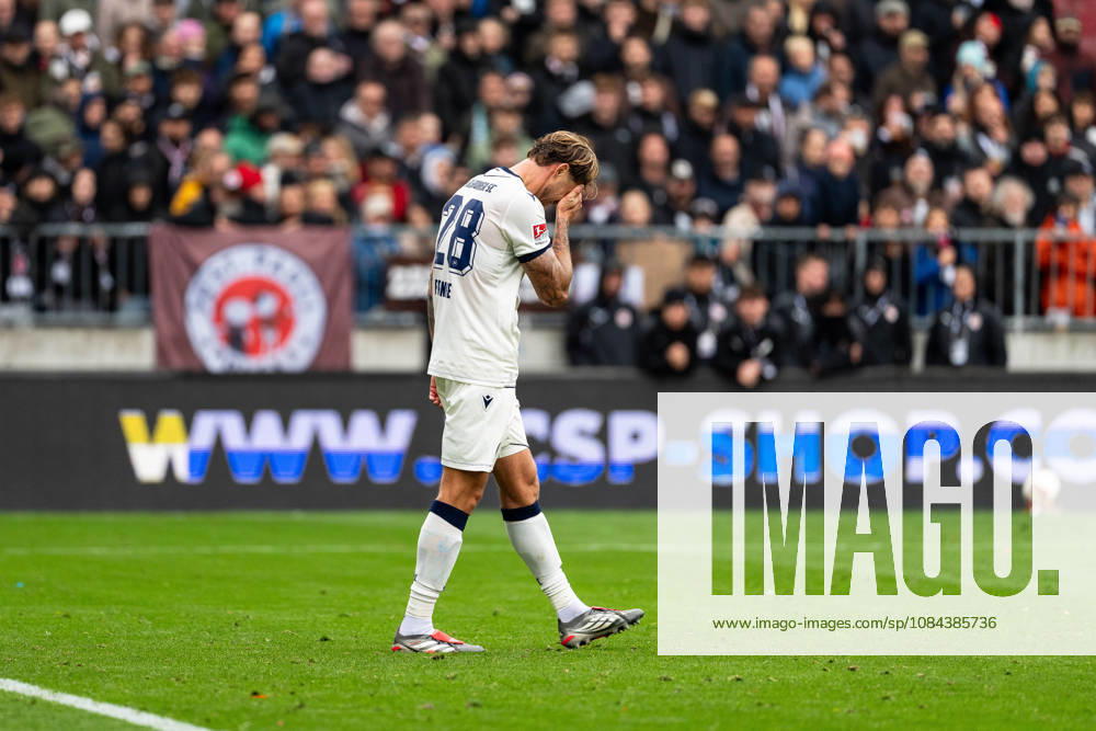 Marcel Franke, Karlsruher SC, 28, disappointed; Disappointment, GER, FC St. Pauli vs. Karlsruher SC, soccer, 2. Bundesliga, Matchday 7, 2026–2027 season, October 11, 2026 DFL regulations prohibit any use of photographs as image sequences and or quasi-video, GER, FC St. Pauli vs. Karlsruher SC, soccer, 2. Bundesliga, Matchday 7, 2026–2027 season, October 11, 2026, Hamburg