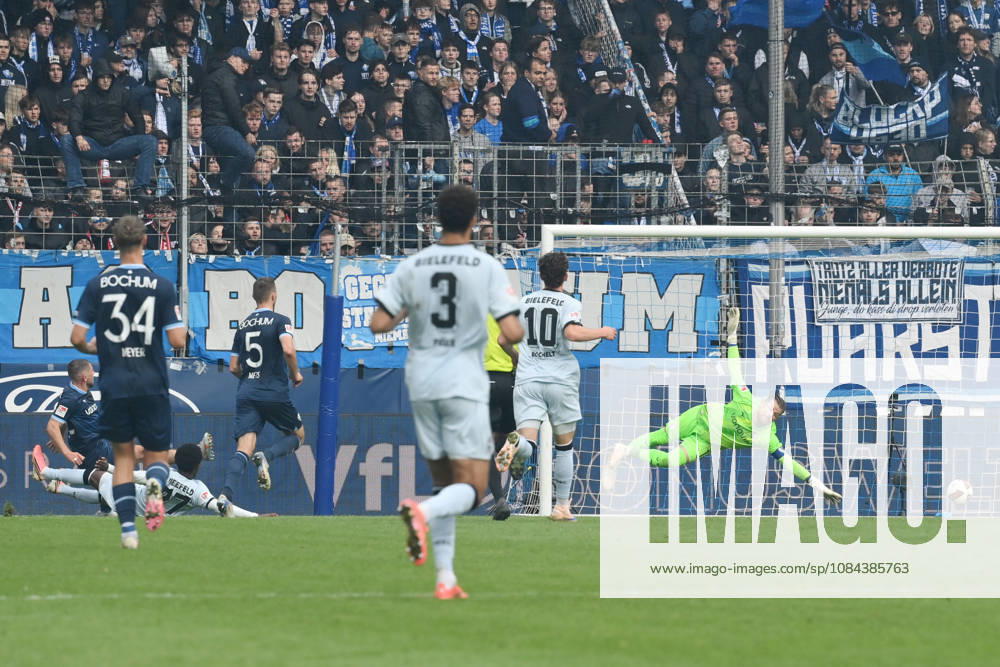 Benjamin Boakye of Arminia Bielefeld, second from the left, scores the 0-1 goal against VfL Bochum goalkeeper Timo Horn on October 11, 2026, Soccer 2. Bundesliga, 2026–2027 season, Matchday 7, VfL Bochum vs. Arminia Bielefeld. DFL regulations prohibit any use of photographs as image sequences and or quasi-video. Bochum, Vonovia Ruhrstadion, North Rhine-Westphalia, Germany Team2