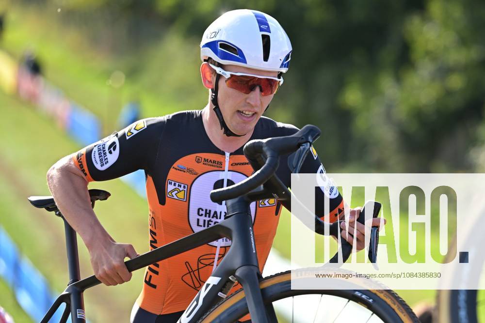 Belgium s Victor Van De Putte pictured in action during the men elite race of the Mosselcross cyclocross cycling event, on Sunday 11 October 2026, in Dendermonde, the first race (out of 7) of the HG Cross competition. DAVIDxPINTENS x189448562x