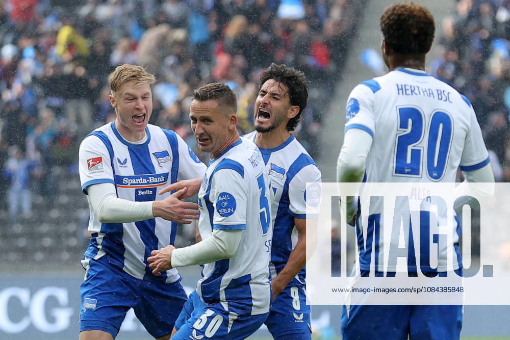 Soccer 2. Bundesliga, Hertha BSC Berlin vs. SpVgg Greuther Fürth: Goal celebration after Paul Seguin’s goal to make it 2–0 for Hertha BSC Berlin. DFL and DFB regulations prohibit any use of photographs as image sequences and or quasi-video. Berlin