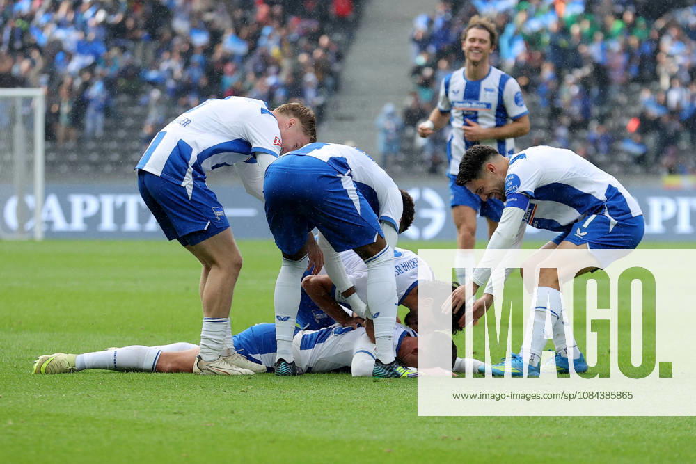 Soccer 2. Bundesliga, Hertha BSC Berlin vs. SpVgg Greuther Fürth: Goal celebration after Paul Seguin’s goal to make it 2–0 for Hertha BSC Berlin. DFL and DFB regulations prohibit any use of photographs as image sequences and or quasi-video. Berlin