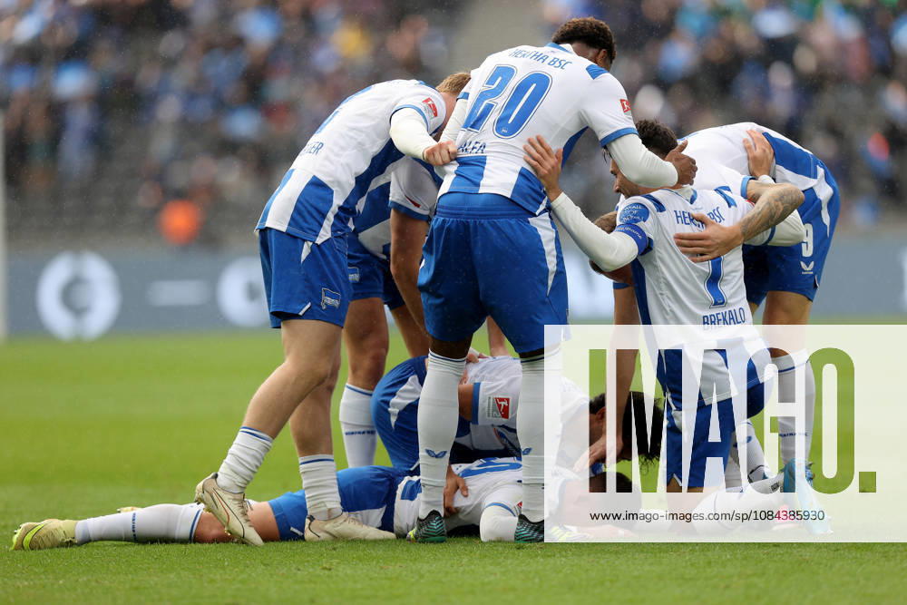 Soccer 2. Bundesliga, Hertha BSC Berlin vs. SpVgg Greuther Fürth: Goal celebration after Paul Seguin’s goal to make it 2–0. Hertha BSC Berlin. DFL and DFB regulations prohibit any use of photographs as image sequences and or quasi-video. Berlin