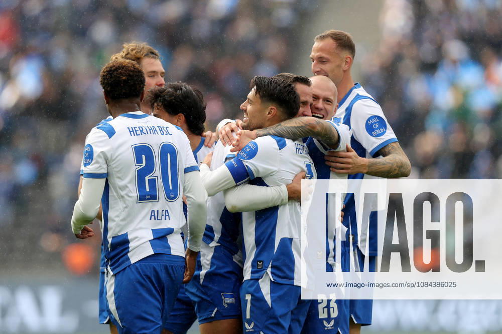 Soccer, 2. Bundesliga, Hertha BSC Berlin vs. SpVgg Greuther Fürth: Goal celebration after Paul Seguin scored the 2–0 goal for Hertha BSC Berlin. DFL and DFB regulations prohibit any use of photographs as image sequences and or quasi-video. Berlin