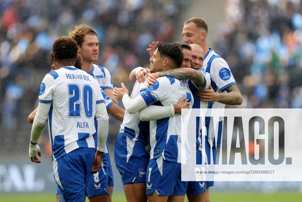 Soccer, 2. Bundesliga, Hertha BSC Berlin vs. SpVgg Greuther Fürth: Goal celebration after Paul Seguin scored the 2–0 goal for Hertha BSC Berlin. DFL and DFB regulations prohibit any use of photographs as image sequences and or quasi-video. Berlin