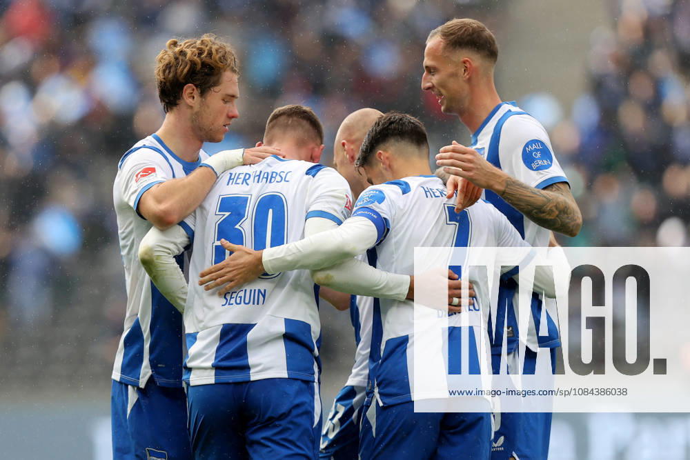 Soccer, 2. Bundesliga, Hertha BSC Berlin vs. SpVgg Greuther Fürth: Goal celebration after Paul Seguin’s goal to make it 2–0 for Hertha BSC Berlin. DFL and DFB regulations prohibit any use of photographs as image sequences and or quasi-video. Berlin