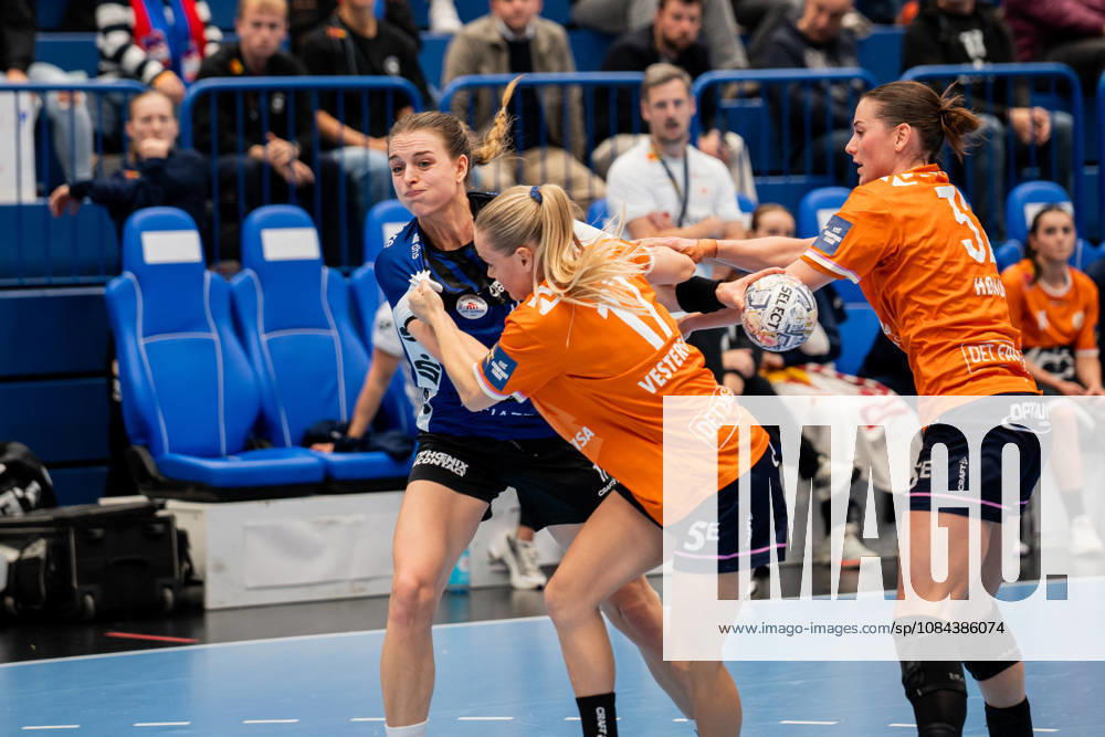HSG Blomberg Lippe (GER) vs. Odense Handbold (DEN), Handball, EHF Champions League Women, Group Stage, October 11, 2026, 2026–2027 Season, Lemgo: Isabelle Axmann (HSG Blomberg Lippe), No. 11 in a duel with Matilde Marie Vestergaard (Odense Handbold), No. 17; Lemgo, Phoenix Contact Arena, Germany