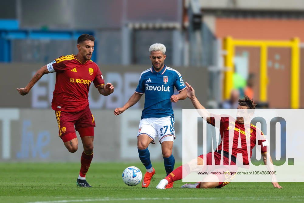 Como 1907 v AS Roma - Serie A - Season 2026-2027 Como, Italy, 11th October 2026. during the Como 1907 vs AS Roma Serie A match at Stadio Giuseppe Sinigaglia, Como. Picture credit should read: Jonathan MoscropComo, Italy, 11th October 2026. Marten De Roon of AS Roma slides in to dispossess Yan Couto of Como 1907 as he is pursued by Lorenzo Pellegrini of AS Roma during the Como 1907 vs AS Roma Serie A match at Stadio Giuseppe Sinigaglia, Como. Picture credit should read: Jonathan Moscrop Como Stadio Giuseppe Sinigaglia Italy