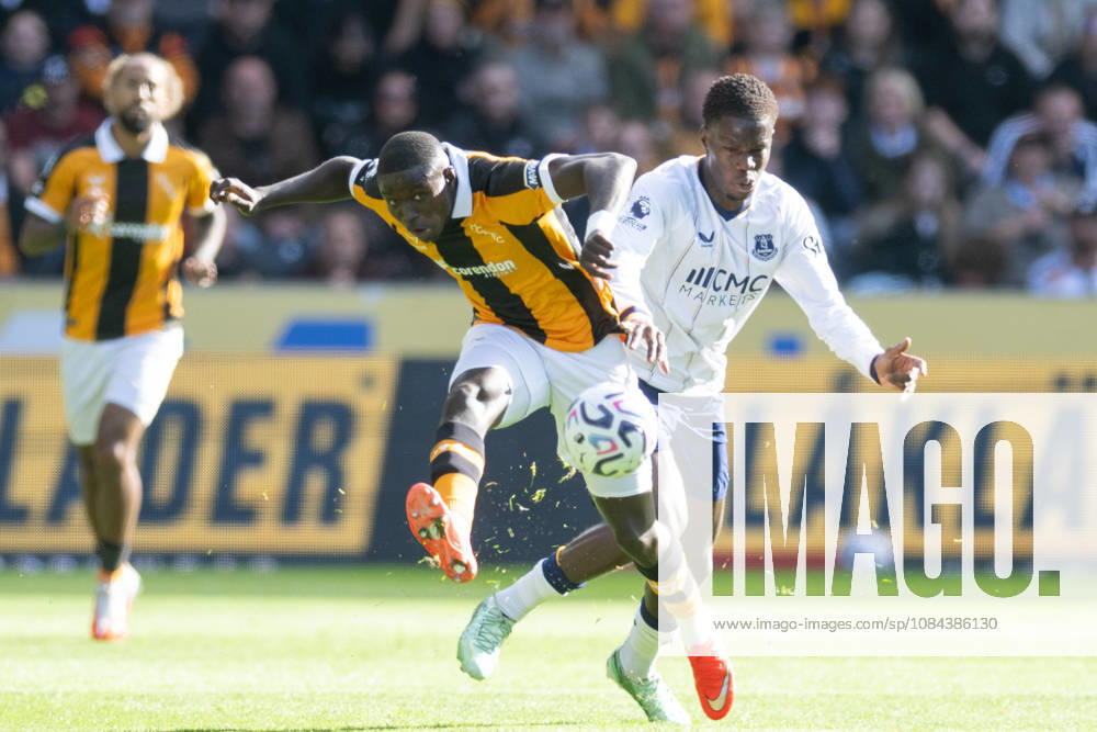 Hull City v Everton Premier League Nobel Mendy of Hull City clears the ball ahead of Thierno Barry of Everton during the Premier League match between Hull City and Everton at the MKM Stadium, Hull. 11 10 2026 UK Newspapers OUT