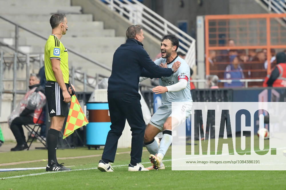 Celebrating: Coach Oliver Kirch of Arminia Bielefeld (left) and Maximilian Bauer of Arminia Bielefeld, October 11, 2026, Soccer, 2. Bundesliga, 2026–2027 season, Matchday 7, VfL Bochum vs. Arminia Bielefeld. DFL regulations prohibit any use of photographs as image sequences and or quasi-video. Bochum, Vonovia Ruhrstadion, North Rhine-Westphalia, Germany Team2