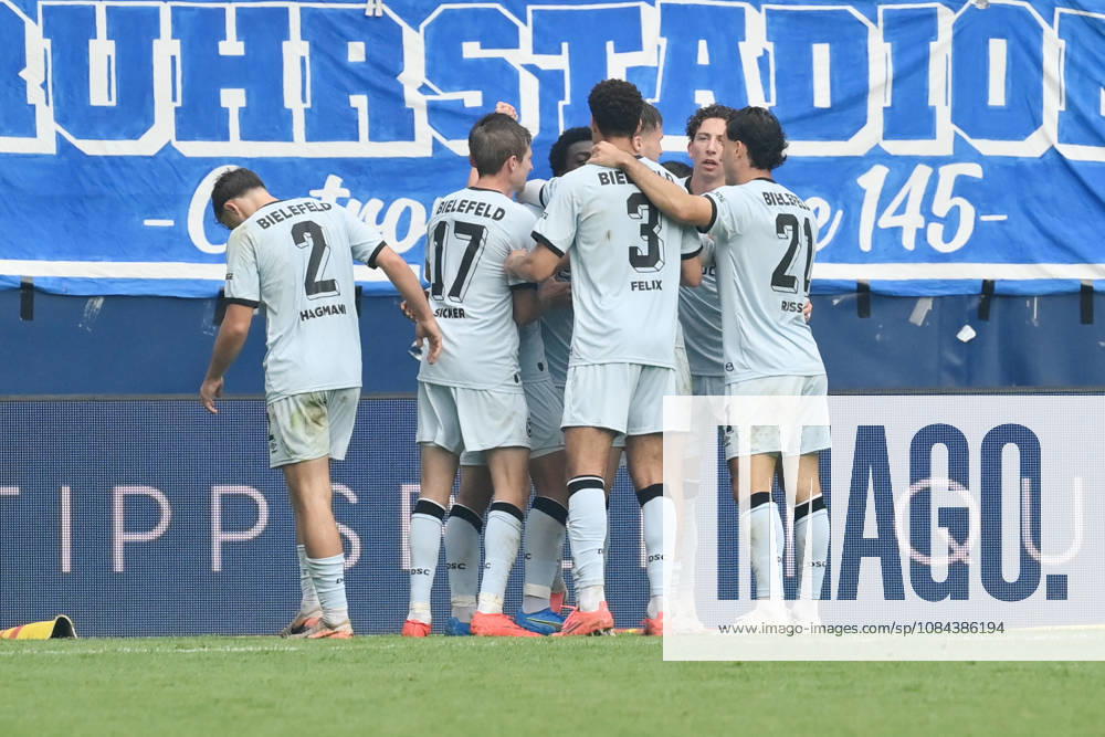 Bielefeld players celebrate Benjamin Boakye s 0-1 goal, Arminia Bielefeld, October 11, 2026, Soccer, 2. Bundesliga, 2026–2027 season, Matchday 7, VfL Bochum vs. Arminia Bielefeld. DFL regulations prohibit any use of photographs as image sequences and or quasi-video. Bochum, Vonovia Ruhrstadion, North Rhine-Westphalia, Germany Team2