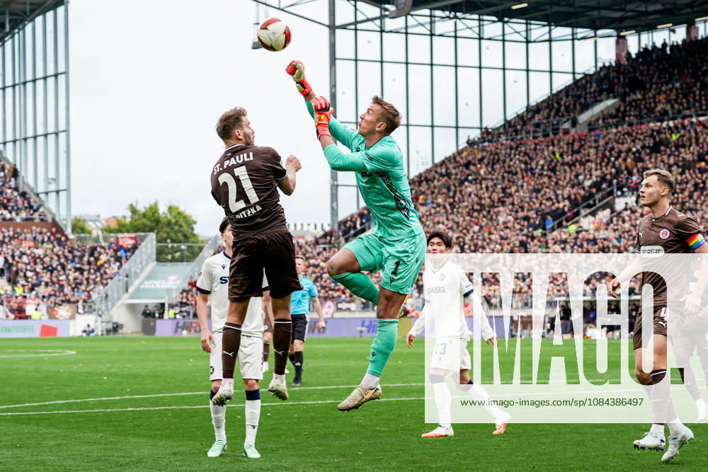 Germany Soccer 2. Bundesliga 2026–27, Matchday 7: FC St. Pauli vs. Karlsruher SC, Millerntor Stadium, Hamburg, St. Pauli: Hans Christian Bernat (Karlsruher SC), 1; Lars Ritzka (FC St. Pauli), 21; penalty area, corner