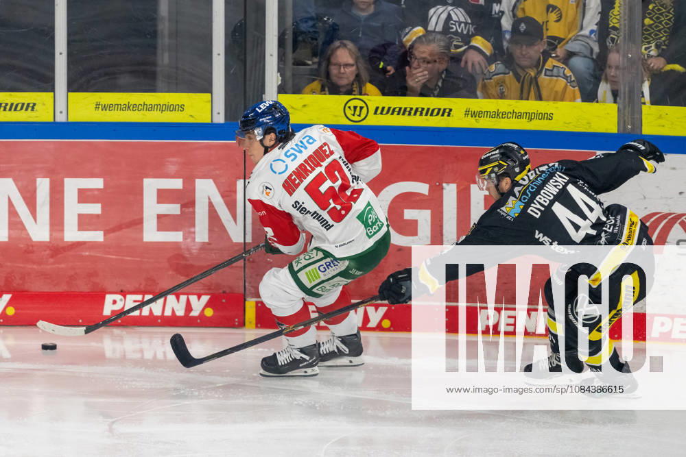 Face-off between Enrico Henriquez of the Augsburger Panther (52) and Zack Dybowski of the Krefeld Pinguine (44); Krefeld Pinguine vs. Augsburger Panther, ice hockey, Penny DEL, Matchday 8, 2026–2027 season, October 11, 2026, Krefeld Pinguine vs. Augsburger Panther, ice hockey, Penny DEL, Matchday 8, 2026–2027 season, October 11, 2026, Krefeld